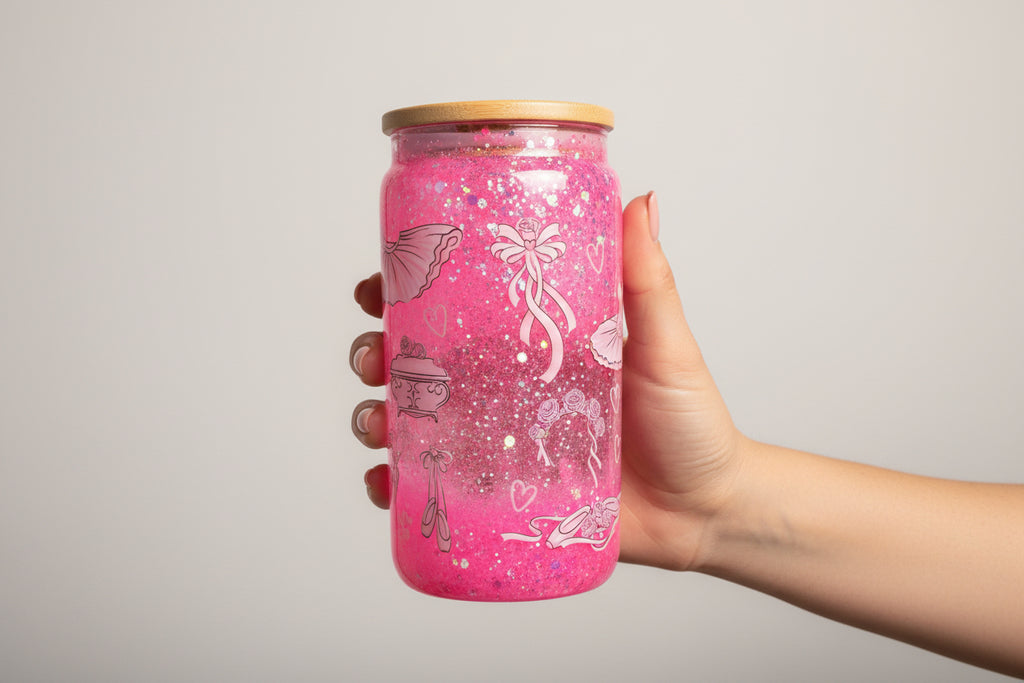Glitzer Becher mit Ballerina Motiv – Rosa Geschenkbecher mit Holzdeckel – Ästhetisches Trinkglas