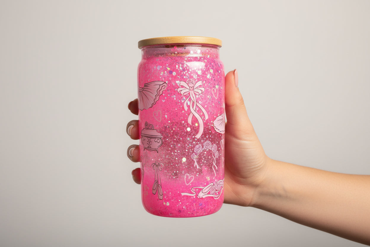 Glitzer Becher mit Ballerina Motiv – Rosa Geschenkbecher mit Holzdeckel – Ästhetisches Trinkglas